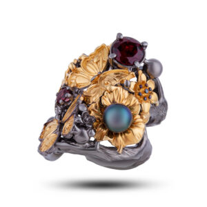 Кольцо серебряное «Осенний мотылек», камни гранат, жемчуг, размер 18