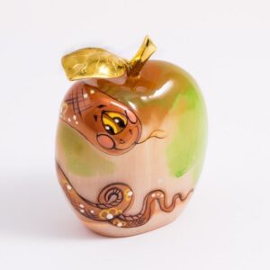 Фигурка » Змея с яблоком» из камня селенит