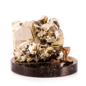 Композиция из камня «Кобра» Драгоценный камень пирит, мрамор