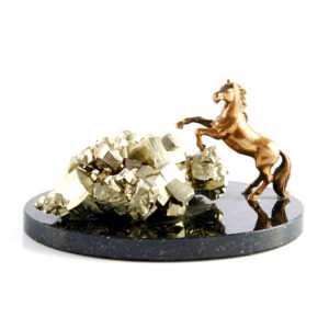 Авторская работа Фигура из  камня «Конь» Драгоценный камень  пирит Литье бронза
