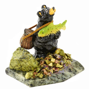 Статуэтка «Медведь с рыбой», камни змеевик, литьевой мрамор