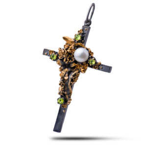 Кулон серебряный “Крест”, камни жемчуг, хризолит