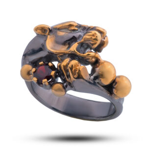 Кольцо серебряное с камнем гранат «Пантера»