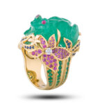 кольцо с бриллиантами и изумрудом сапфирами глиптика художественное Лягушка из камня
