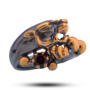 Кольцо серебряное с камнем гранат «Пантера»