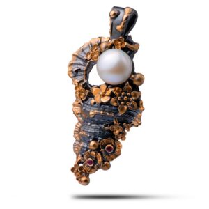 Кулон серебряный “Рапан”, камни родолит, жемчуг