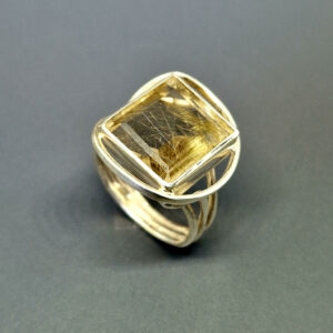 Кольцо БВР-0275, камни кварц, волосатик, серебро, размер 20 см
