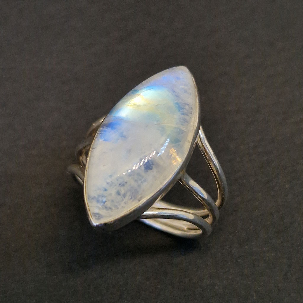 Кольцо БВР-0288, камень лунный камень, серебро, размер 19,5