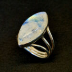 Кольцо БВР-0288, камень лунный камень, серебро, размер 19,5