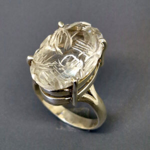Кольцо НГ-12737, камень горный хрусталь глиптика, размер 17,5