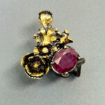 Кольцо "Мак", камни корунд, рубин, серебро, размер 18, Арт. 154792