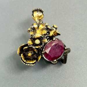 Кольцо “Мак”, камни корунд, рубин, серебро, размер 18