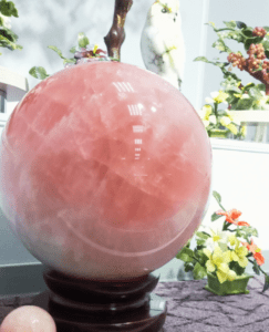изделие из камня розовый квар Шар 350 мм в диаметре В салоне Галерея Самоцветов