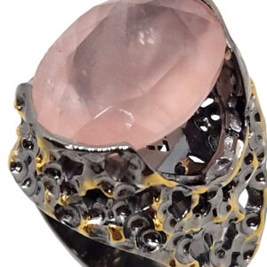 Кольцо из серебра с розовым кварцем Фрагмент крупно