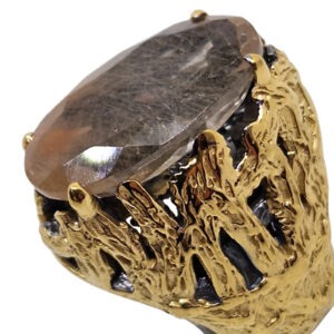 серебряное кольцо с кварцем волосатик фрагмент крупно